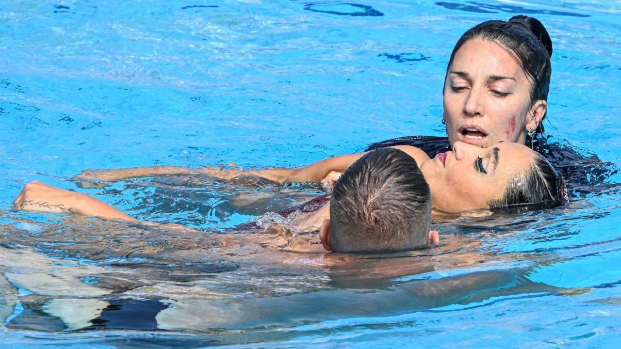 A gyakorlata befejezése után elájult amerikai Anita Alvarezt edzõje, Andrea Fuentes és egy segítõ hozza ki a medencébõl a szinkronúszók egyéni szabadprogram versenyének döntõjében a vizes világbajnokságon.