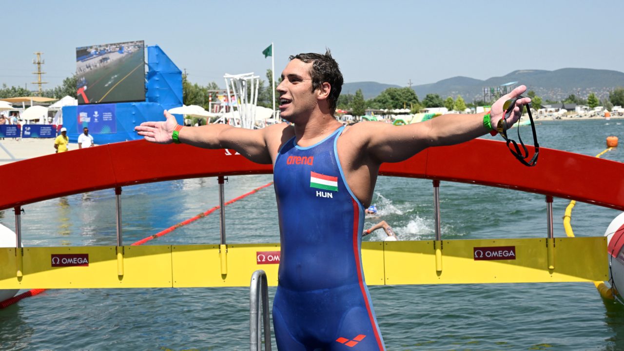 Gálicz Péter miután megnyerte a 25 kilomeéteres nyíltvizi úszást a vizes vb-n.