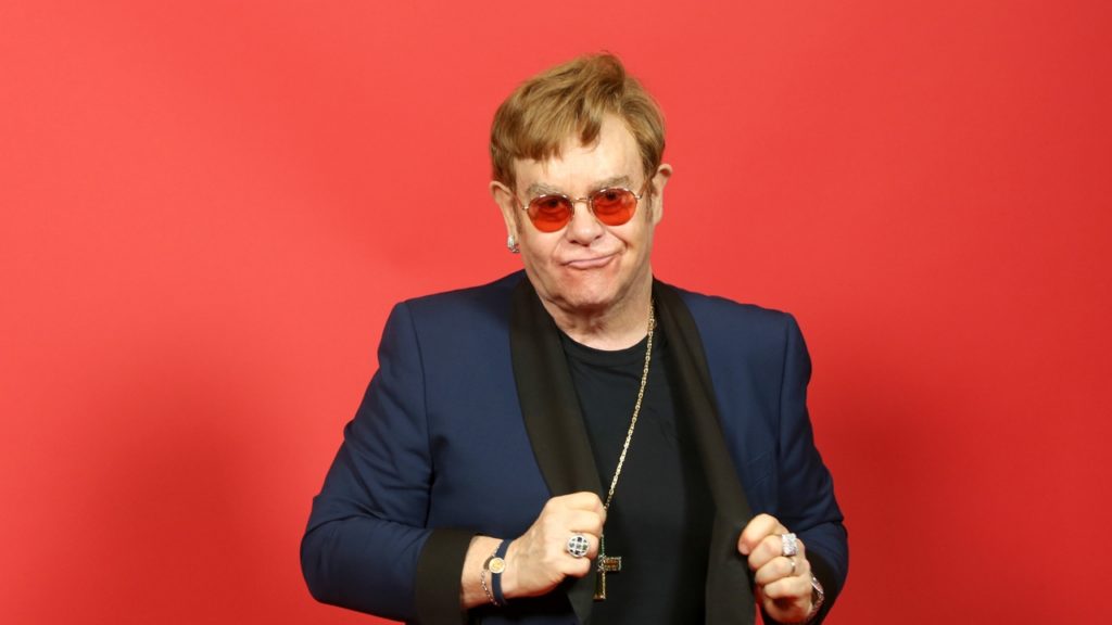 Baj lehet: kerekesszékben tolták Elton Johnt