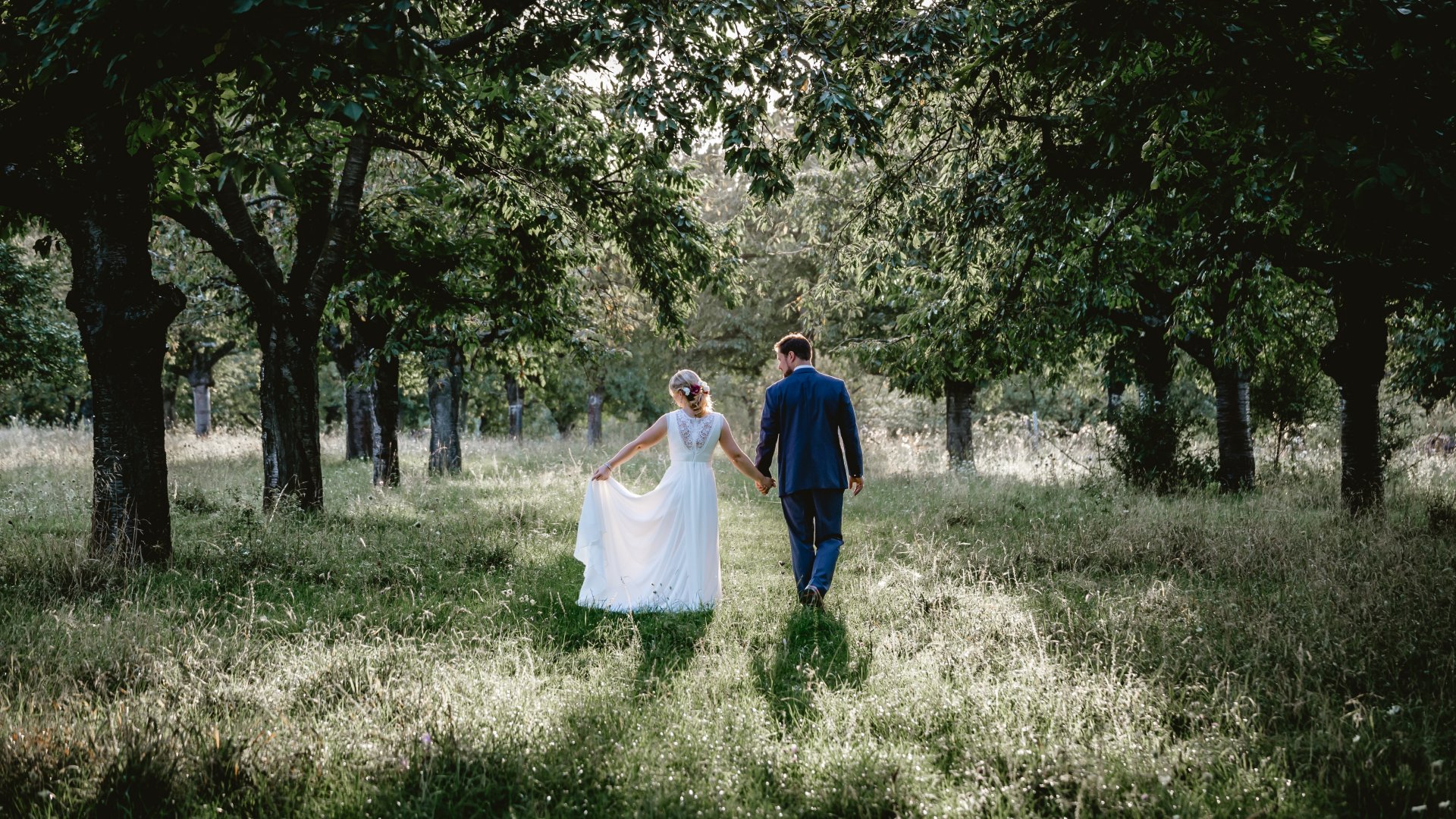 Friss házaspár esküvői ruhában az erdőben