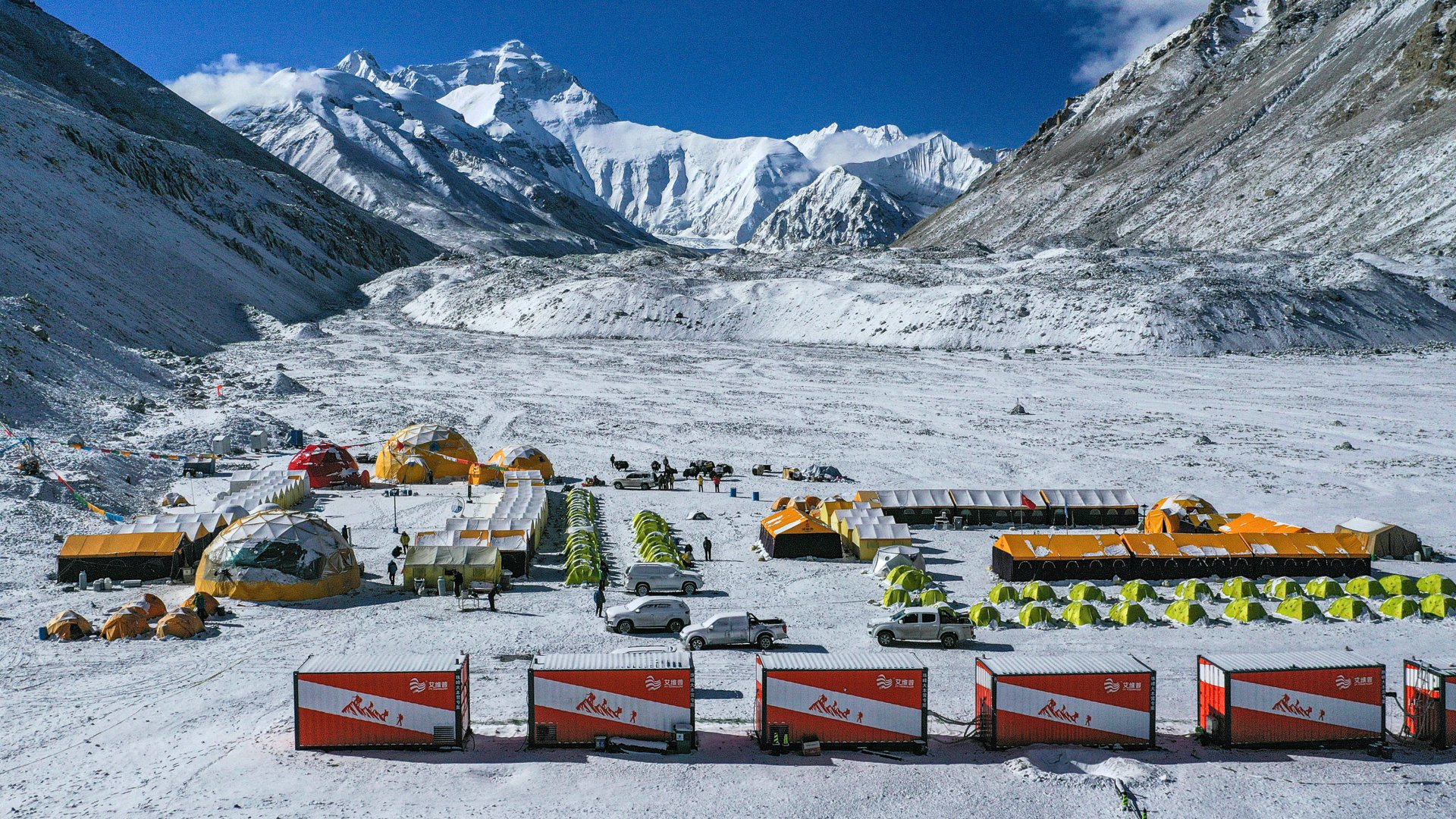 Alaptábor a Mount Everest, azaz a Csomolungma (a háttérben) lábánál, a tibeti autonóm területen 2020. április 30-án