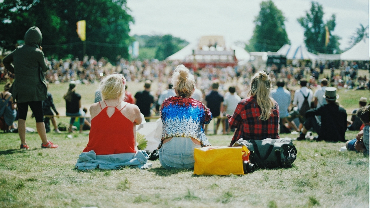 Három lány egy zenei fesztiválon