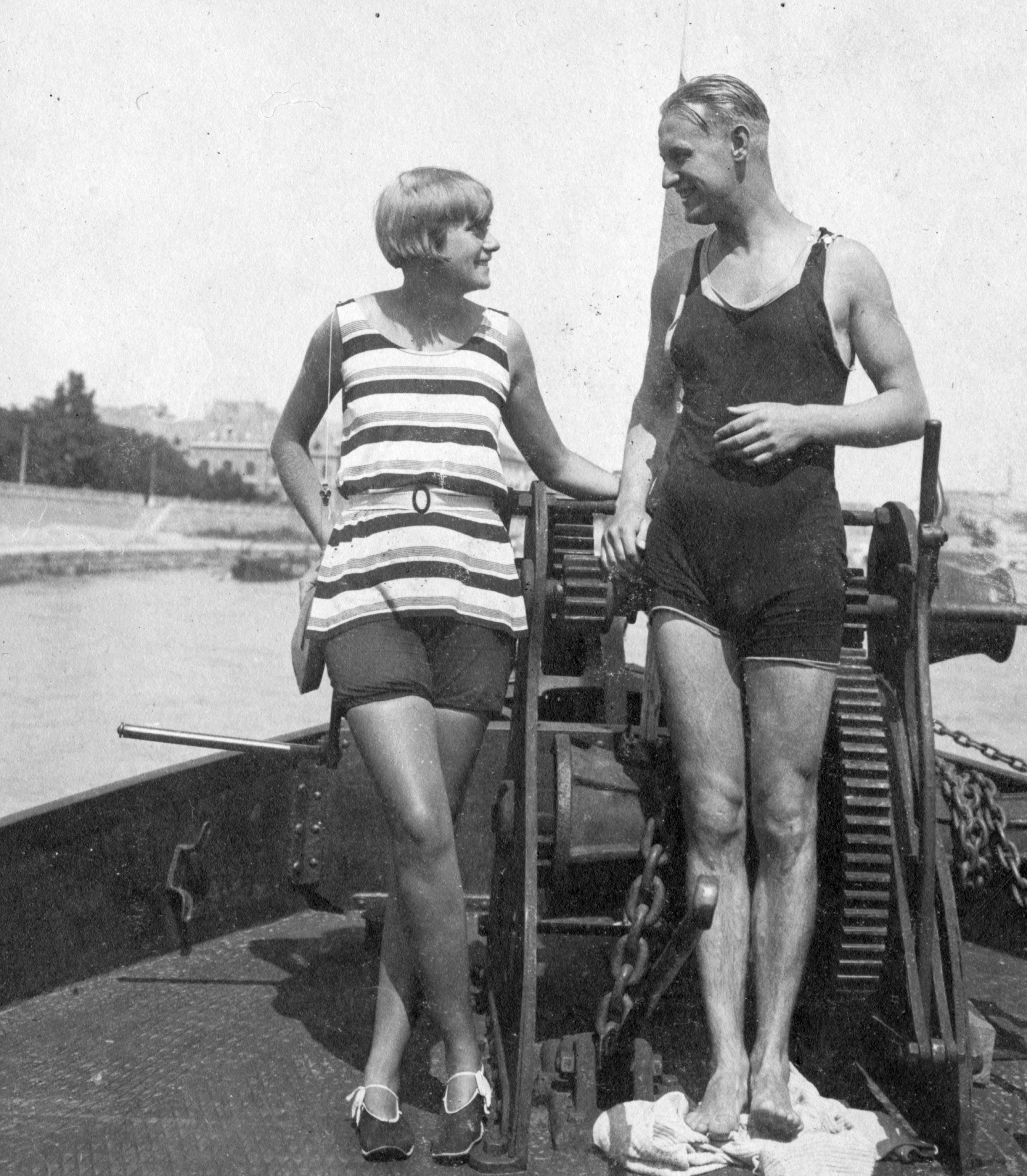 Emberek a Tisza parton 1926-ban