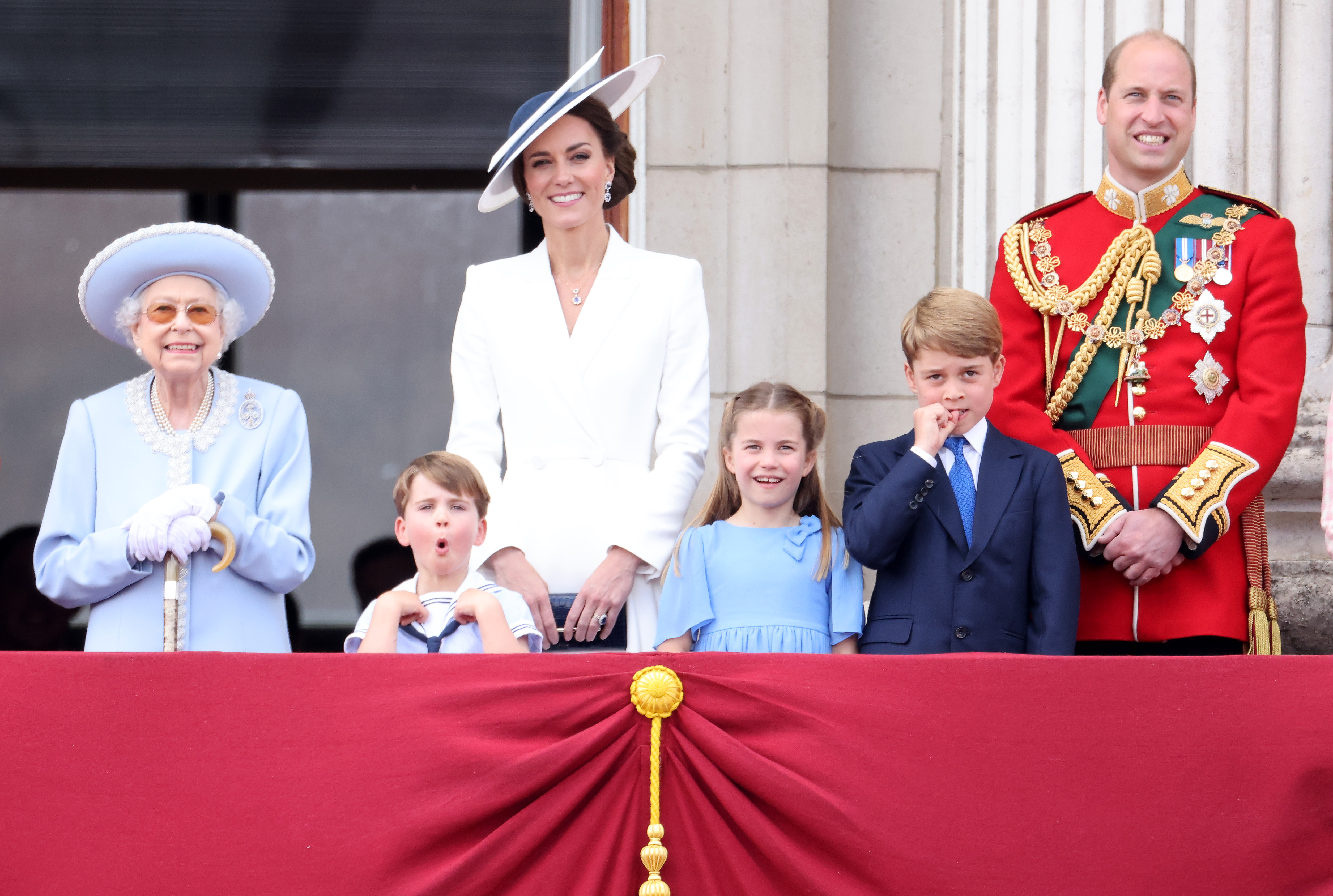 II. Erzsébet királynő, Katalin hercegné, Vilmos herceg és a gyerekeik, György herceg, Sarolta hercegnő és Lajos herceg. a Buckingham Palota erkélyén a Trooping The Colour ünnepségen.