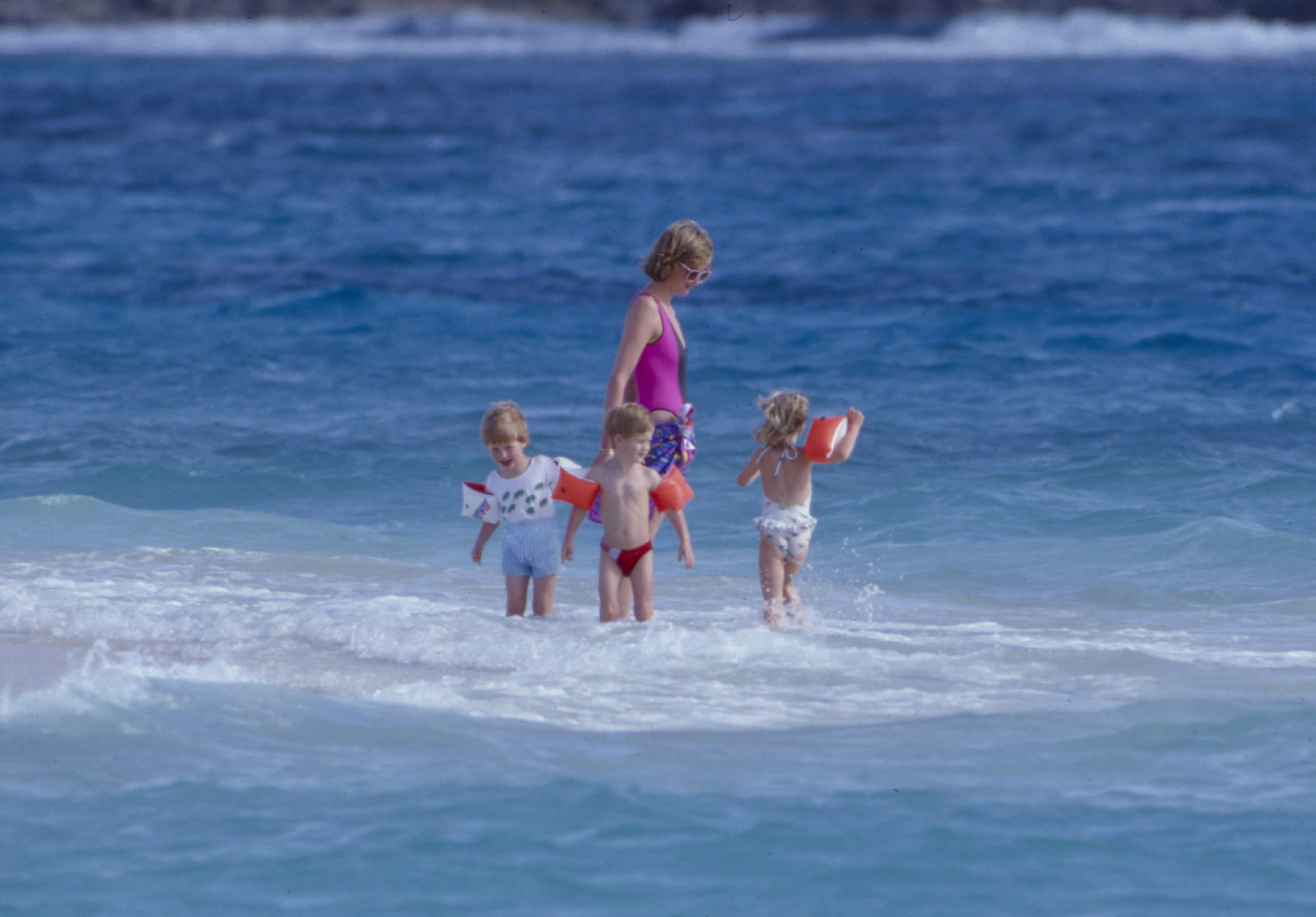 Diana hercegnő és a gyerekei strandolnak