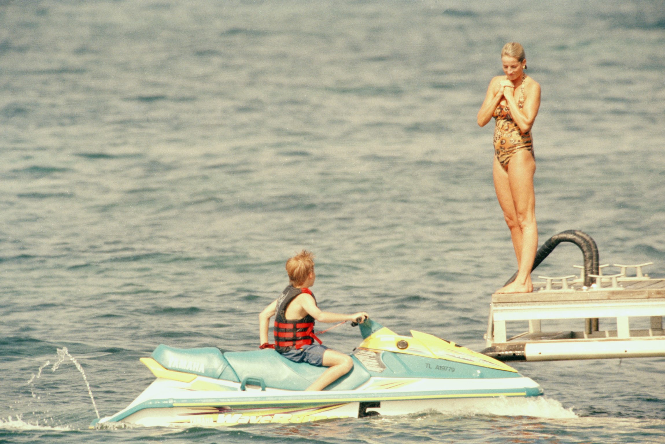 Diana hercegnő és Harry strandol