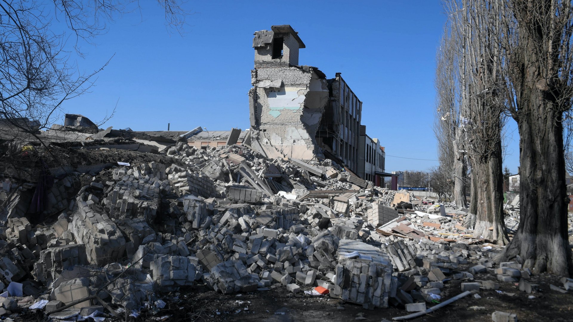 Tüzérségi lövedékek becsapódása nyomán megsemmisült iskolaépület romjai Harkivban 2022. március 23-án