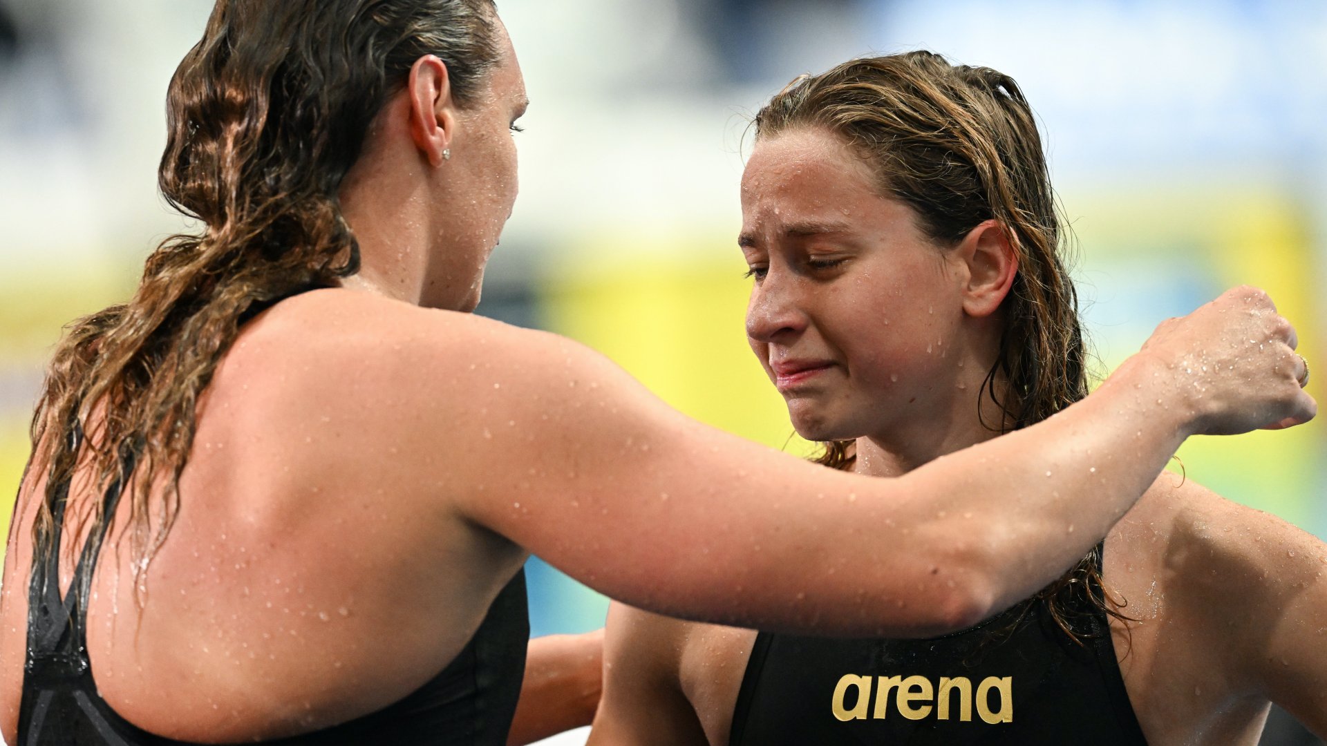 Hosszú Katinka (b) és Mihályvári-Farkas Viktória (j) a nõi 400 méteres vegyesúszás elõfutamában a vizes világbajnokságon a Duna Arénában 2022. június 25-én