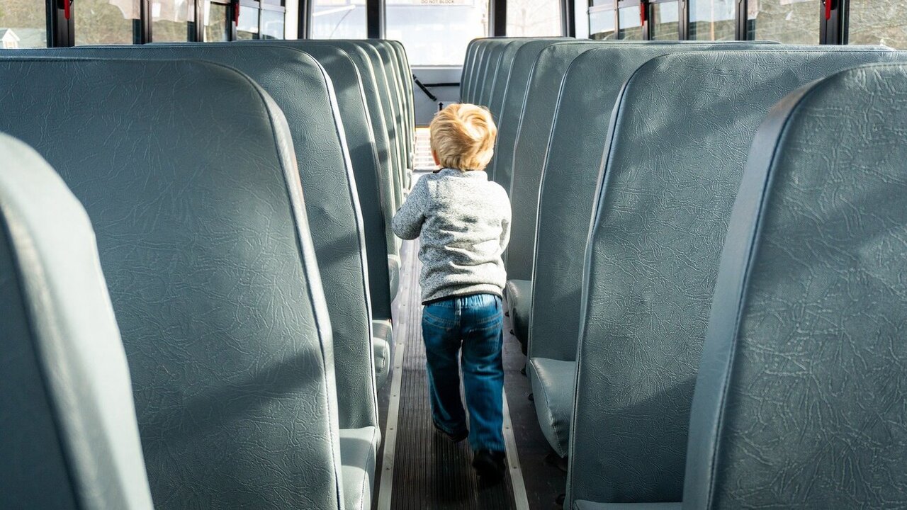 kisgyerek egy buszon