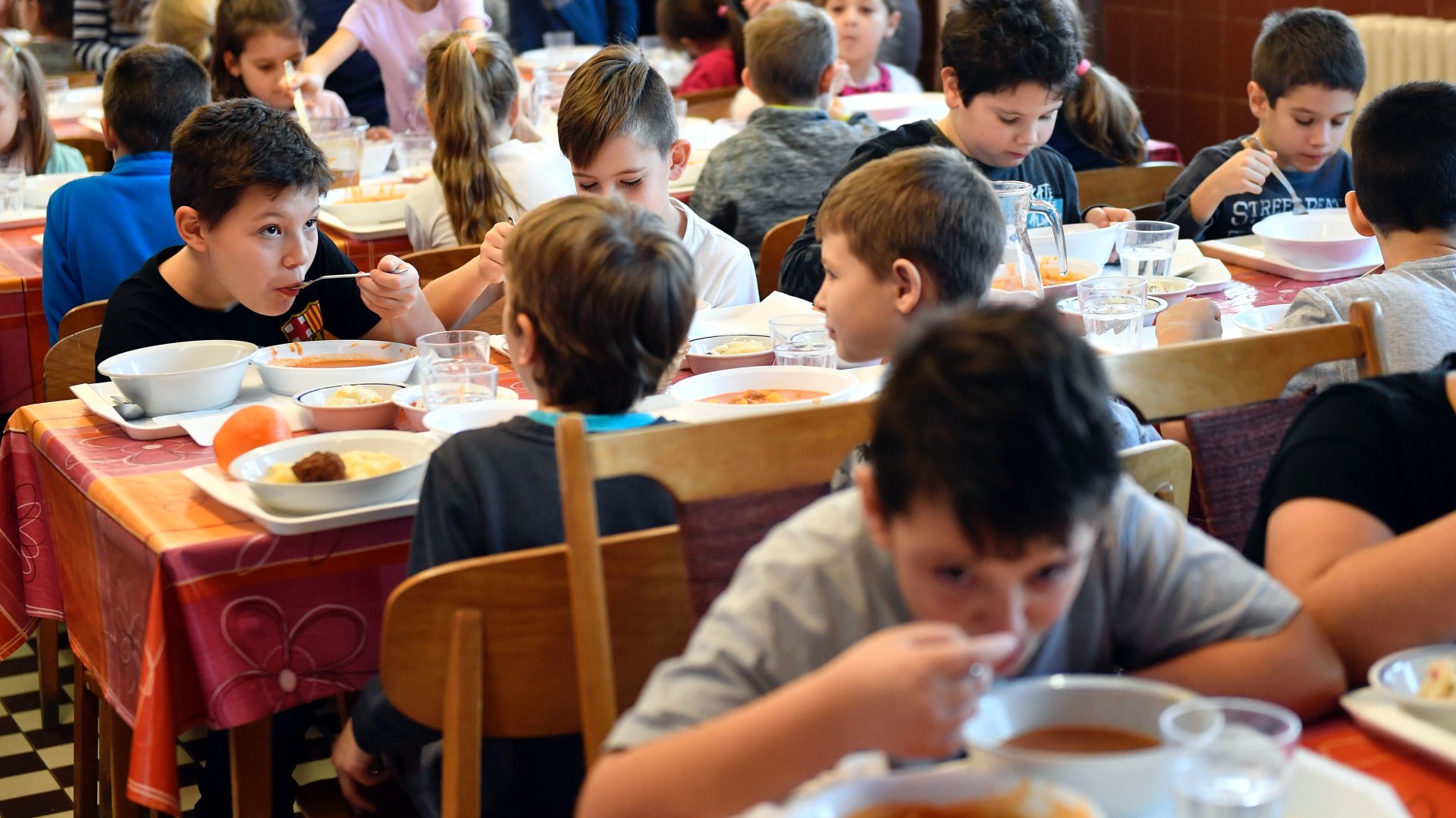 Diákok ebédelnek Budapesten a Harmat Általános Iskola menzáján 2017. december 19-én