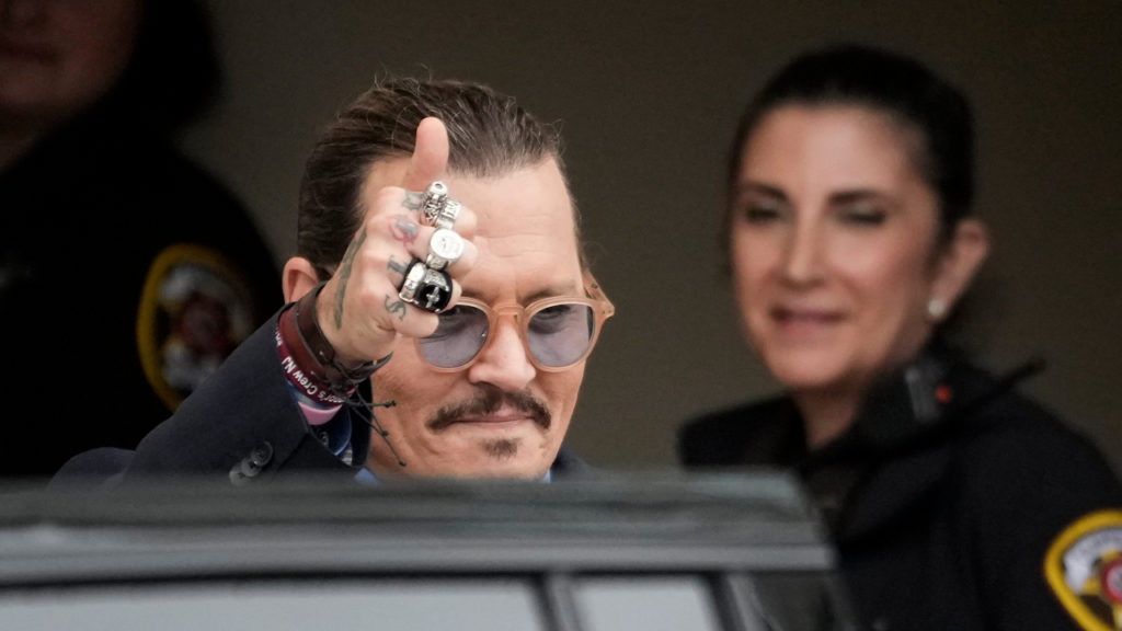 Johnny Depp a bíróság épülete előtt a tárgyalása heteiben