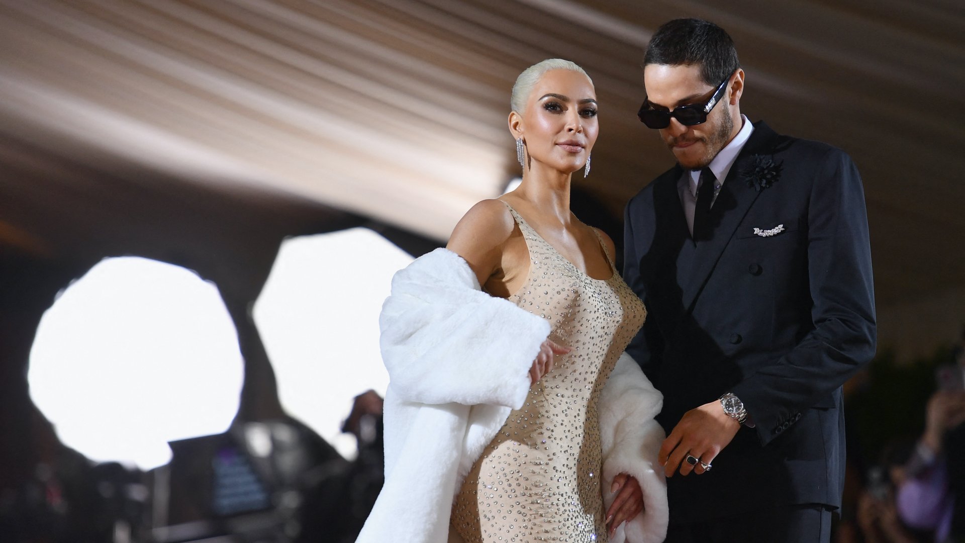 Kim Kardashian és Pete Davidson érkezik a 2022-es Met-gálára a Metropolitan Művészeti Múzeumba 2022. május 2-án New Yorkban