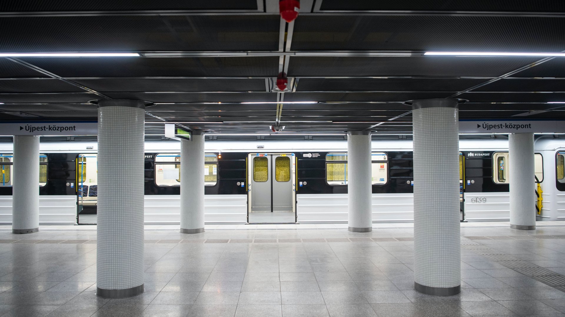 A felújított Semmelweis Klinikák állomás az M3-as metróvonal újabb szakaszának átadóünnepsége napján, 2022. május 14-én