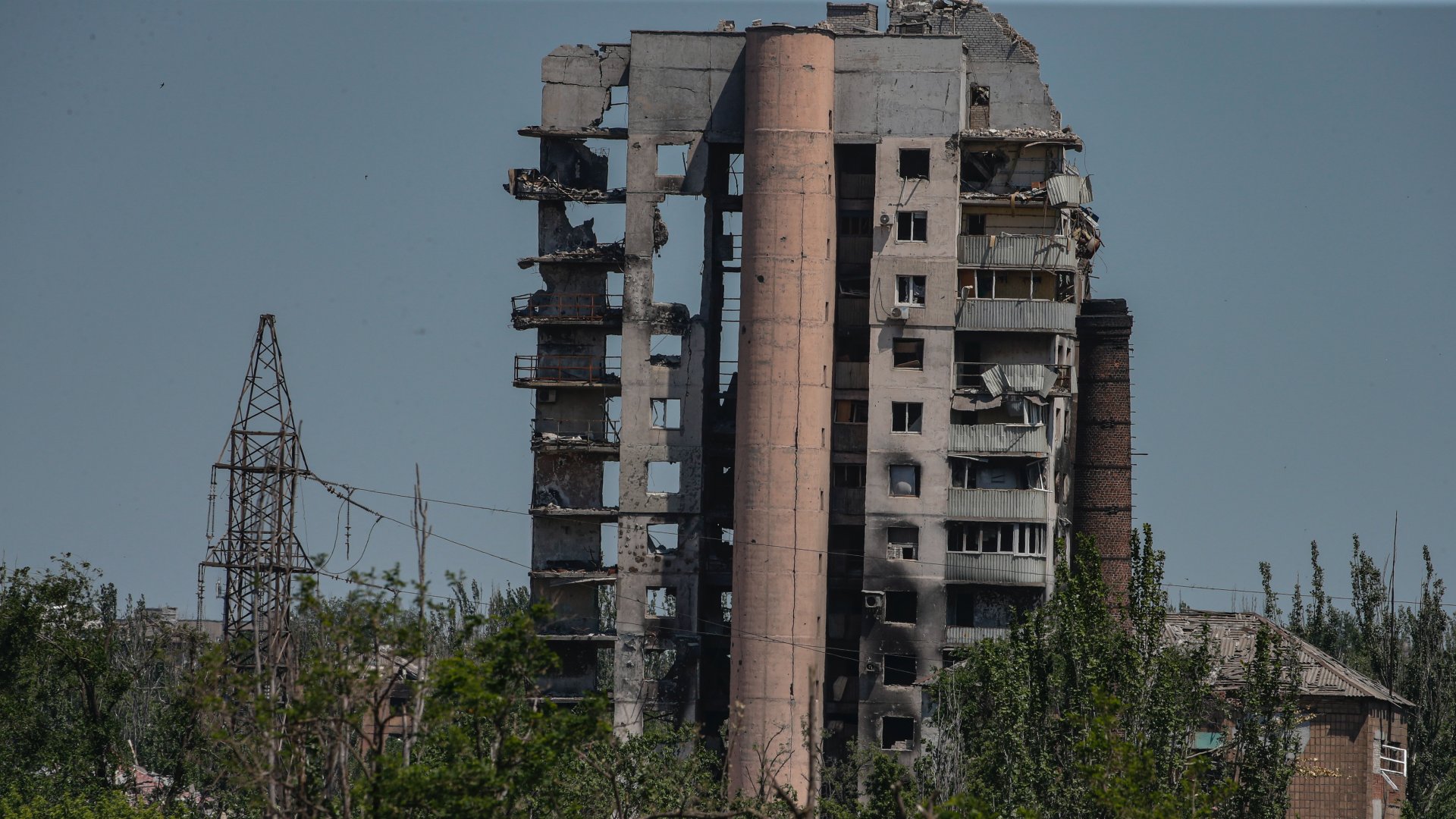 Romos épület a mariupoli Azovsztal acélipari üzem közelében 2022. június 13-án