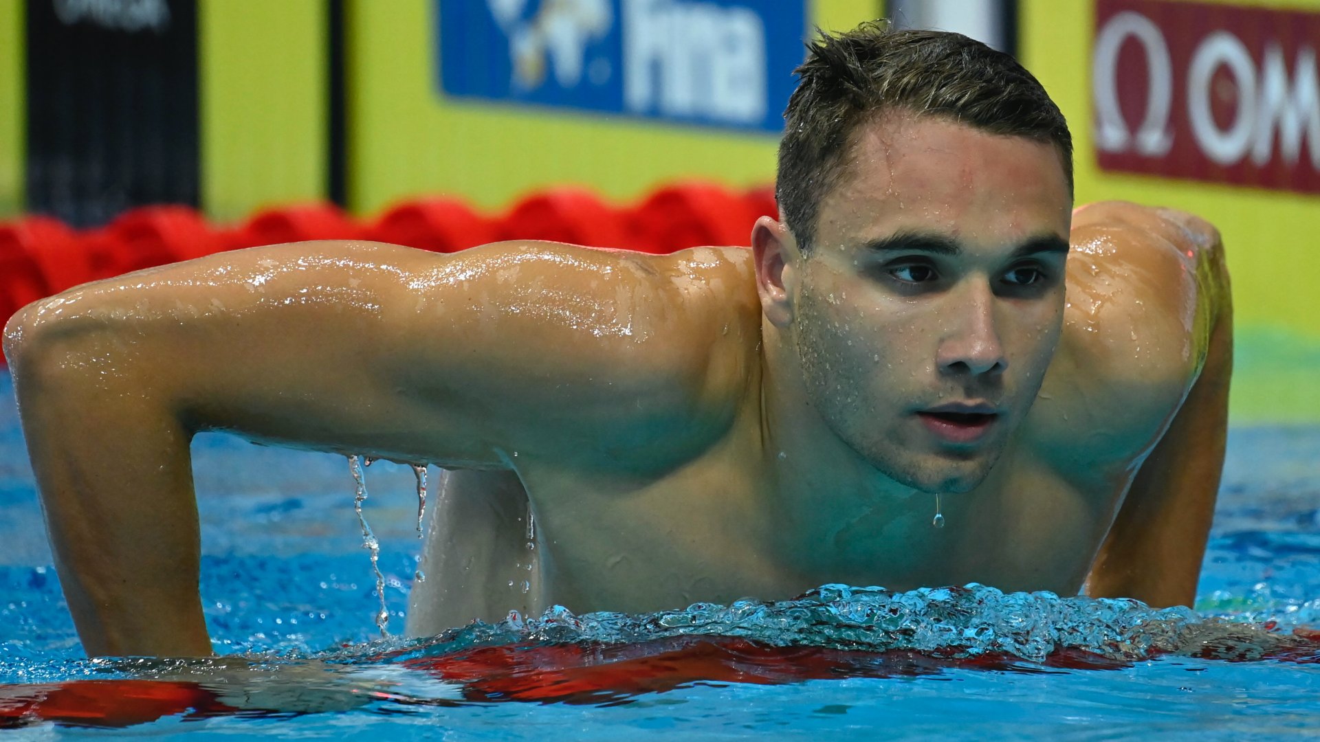 Milák Kristóf a férfi 100 méteres pillangóúszás elõdöntõje után a vizes világbajnokságon a Duna Arénában 2022. június 23-án