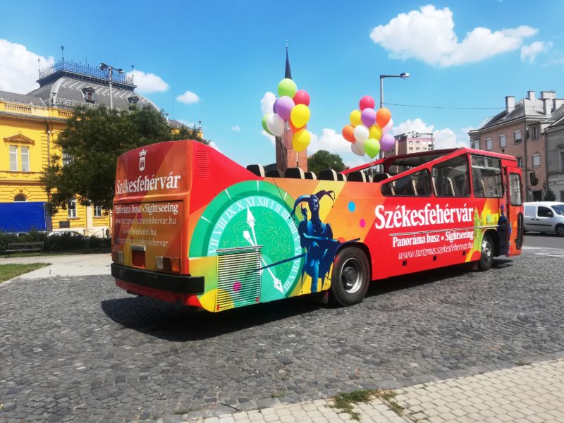 Panorámabusszal is bejárható a város (Fotó: Tourinform Székesfehérvár)
