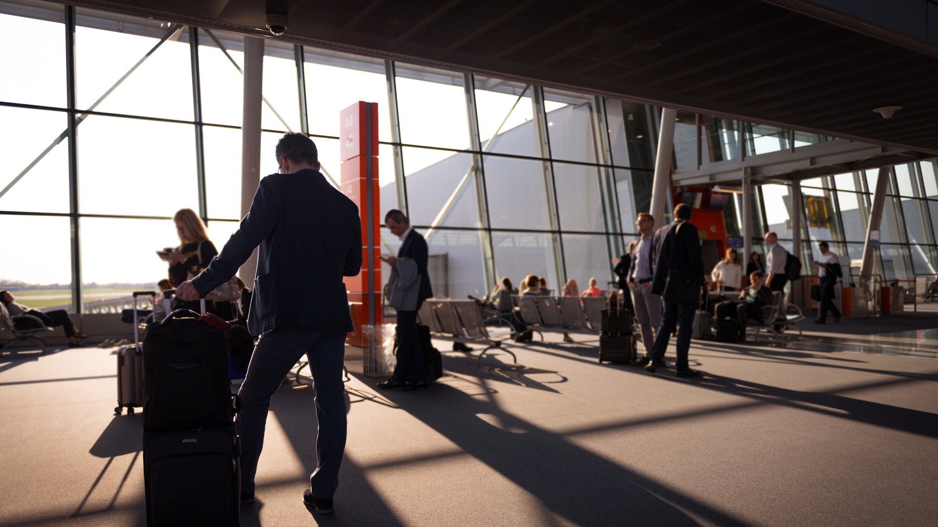 Beszállásra várakozó utasok a repülőtéren