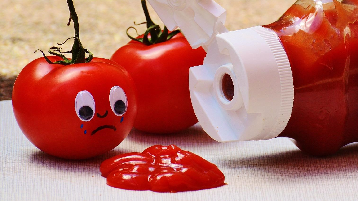 Aranyos paradicsom sír a ketchupos flakon mellett.