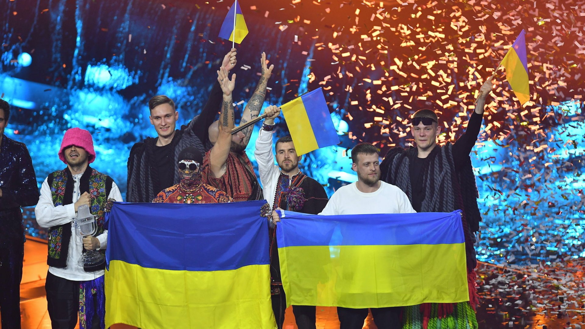 Az ukrán Kalush Orchestra tagjai ünnepelnek, miután a Stefania címû dalukkal megnyerték a 66. Eurovíziós Dalfesztivál döntõjét Torinóban 2022. május 14-én