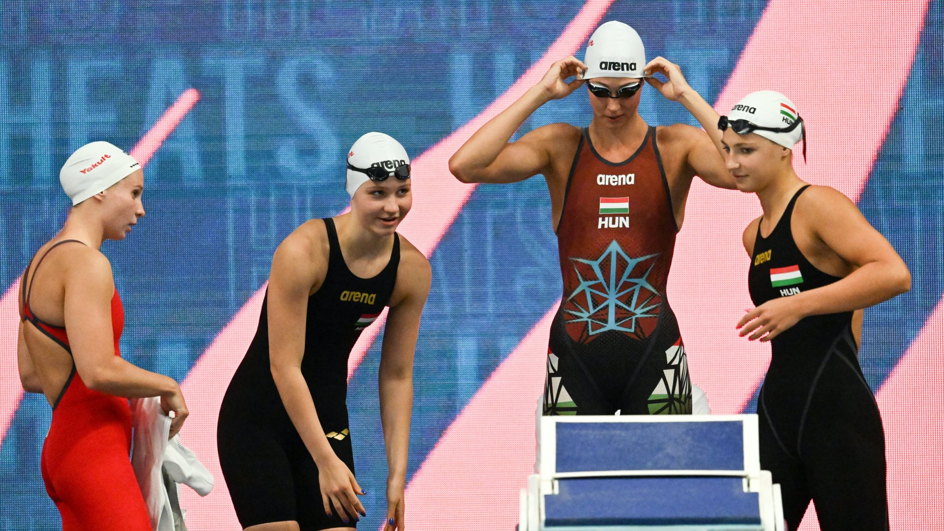 Gyurinovics Fanni, Molnár Dóra, Senánszky Petra és Pádár Nikolett (b-j) a 4x100 méteres váltó gyorsúszás elõfutamában a vizes világbajnokságon a budapesti Duna Arénában 2022. június 18-án.