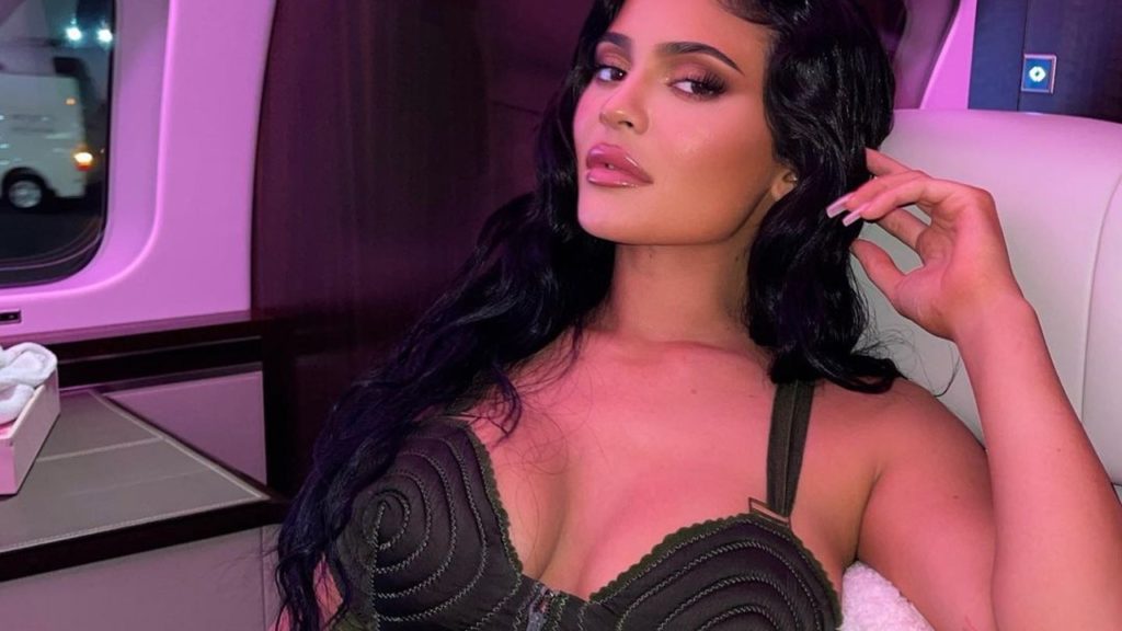 Kiakasztja rajongóit Kylie Jenner, aki egy 50 perces autóút helyett is a magánrepülőjét választja