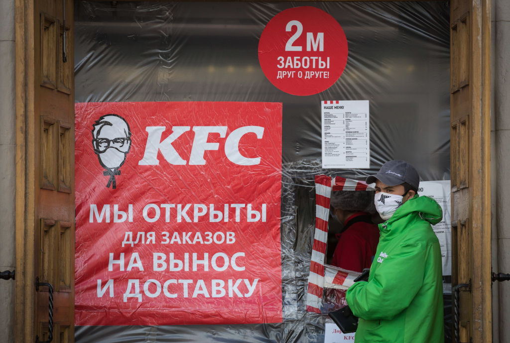 KFC kiadóablak Moszkvában a pandémia elején, 2020. árilis 15-én