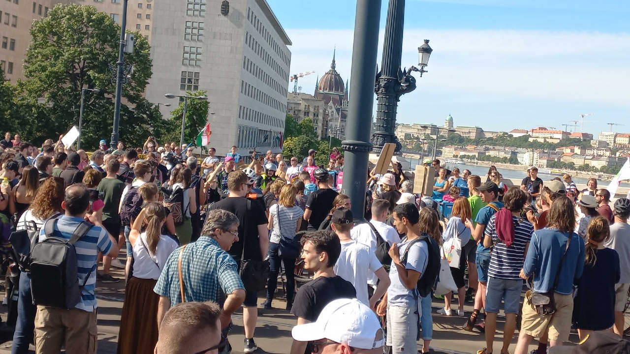 Tüntetők a Margit hídnál