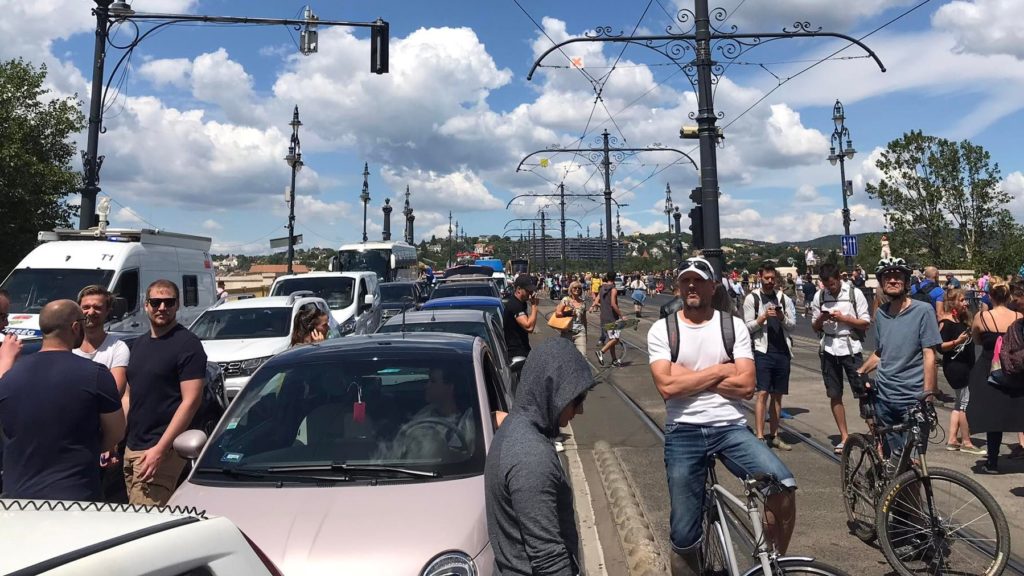 Lezárták a Margit hidat a kata szigorítása ellen tüntetők, oszlatnak a rendőrök