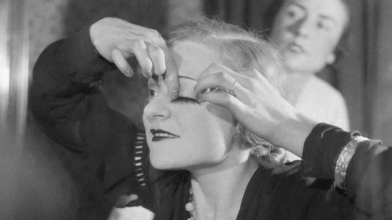 Műszempillát ragaszt fel egy nő az 1930-as években