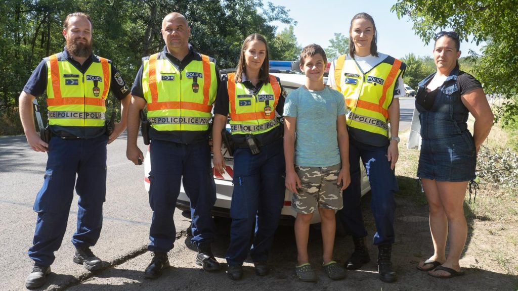 Rendőrök segítettek limonádét osztani egy kisfiúnak