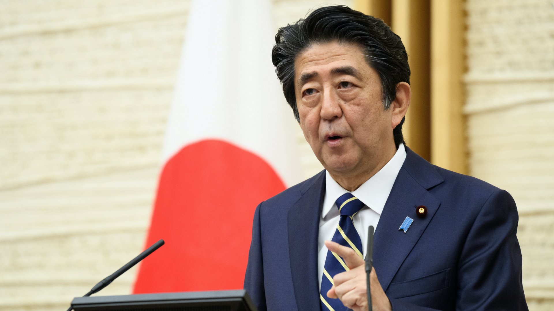 Abe Sindzó japán miniszterelnök sajtótájékoztatót tart Tokióban 2020. május 14-én
