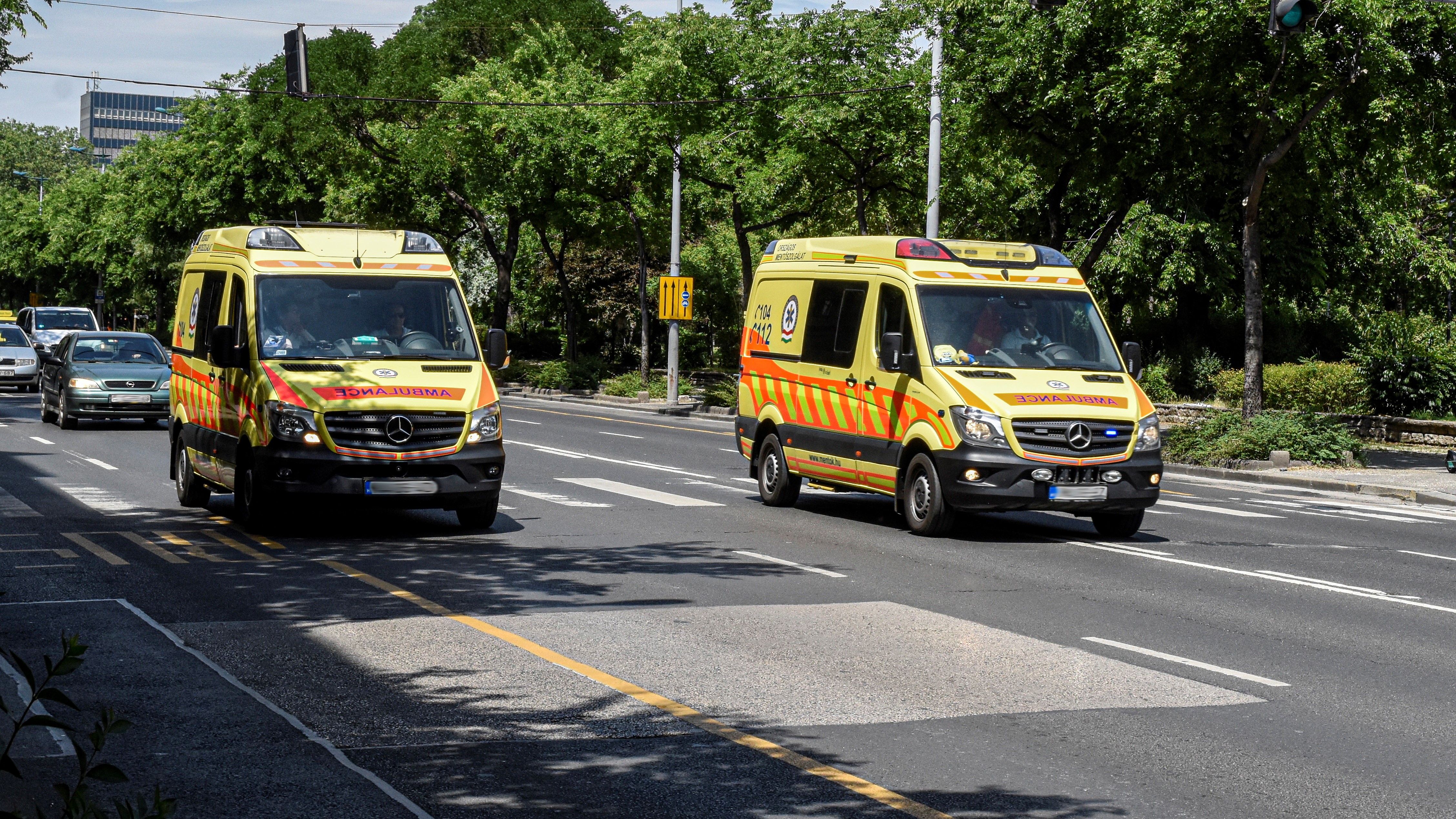 Az Országos Mentőszolgálat megkülönböztető jelzést használó mentőautói haladnak az Üllõi úton