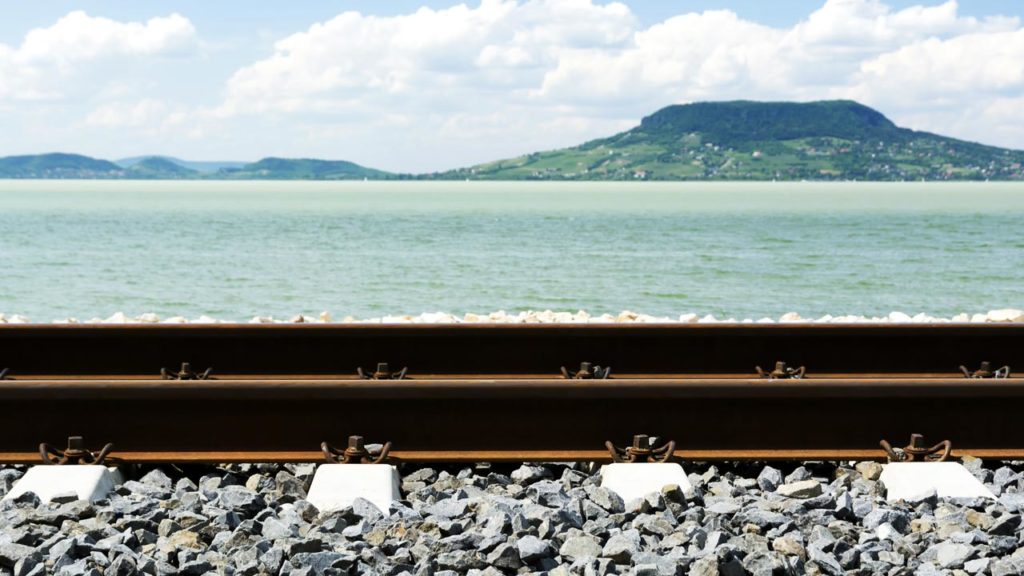 Rekordutasszám a Balatonra: minden eddiginél többen utaztak vonattal a magyar tengerre