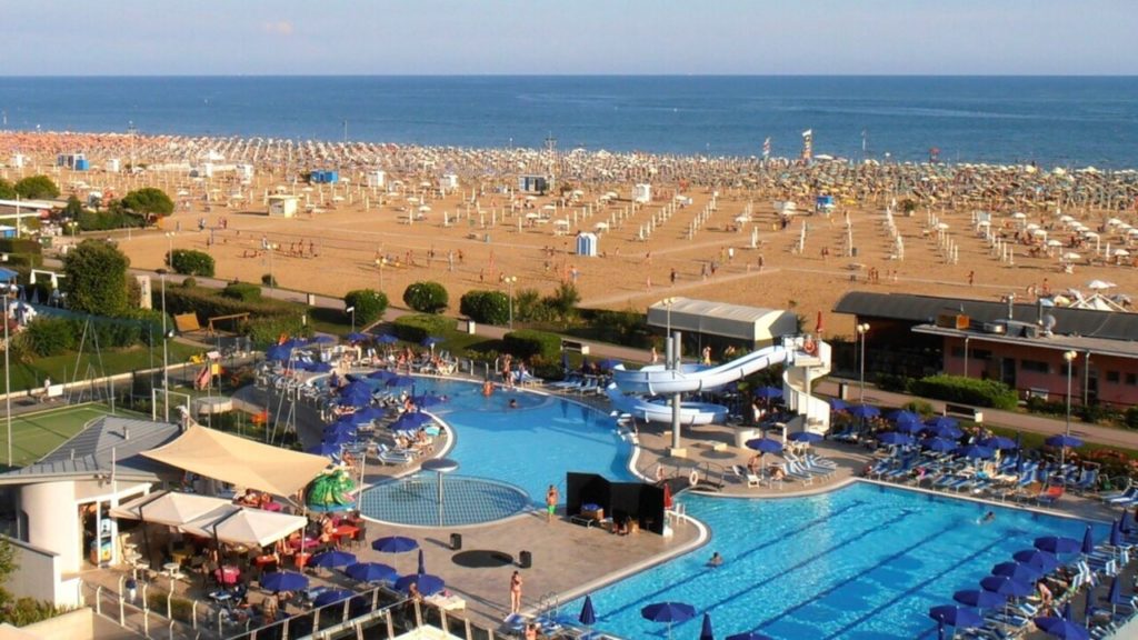 Akkora tűz volt Bibione környékén, hogy a tengerbe menekültek a turisták