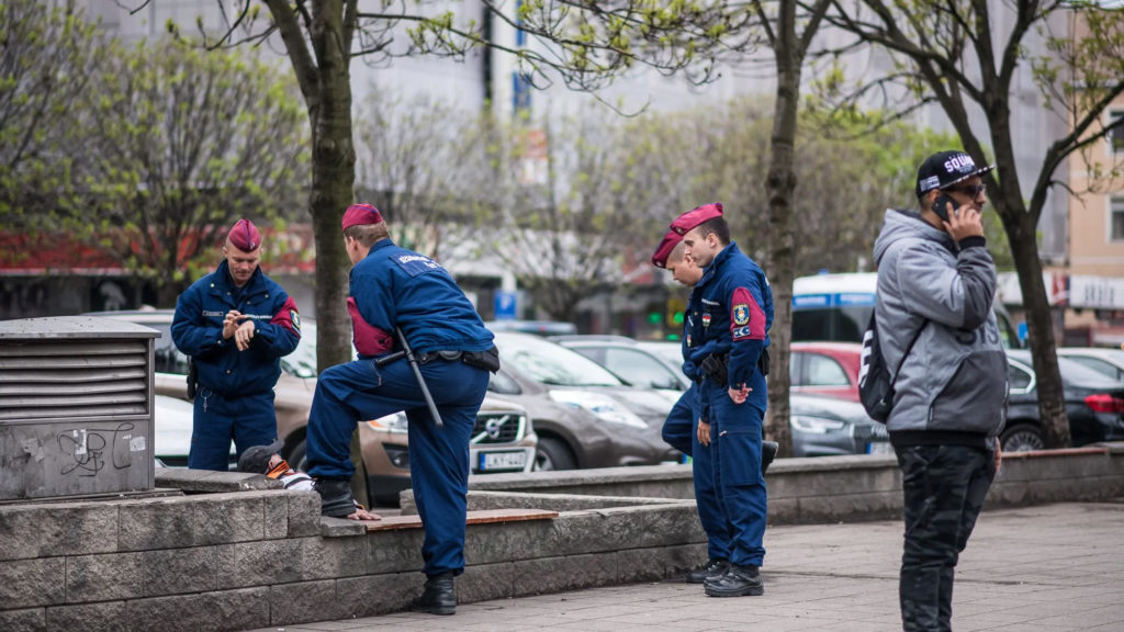 Döbbenetes fordulat a léccel kergetőző férfi ügyében: nem is ő kezdte!