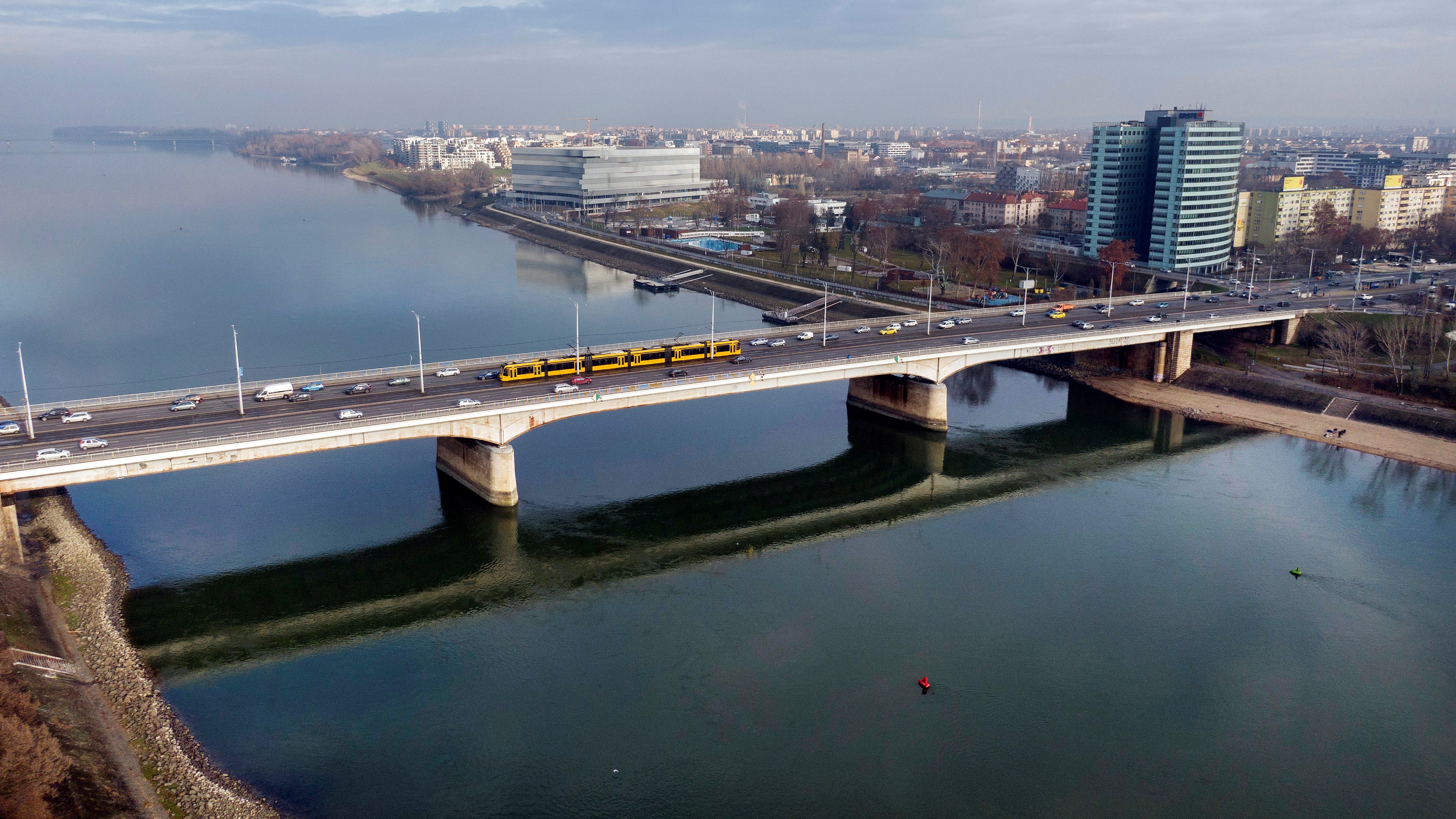 Az Árpád híd látképe, a háttérben középen a Duna Aréna