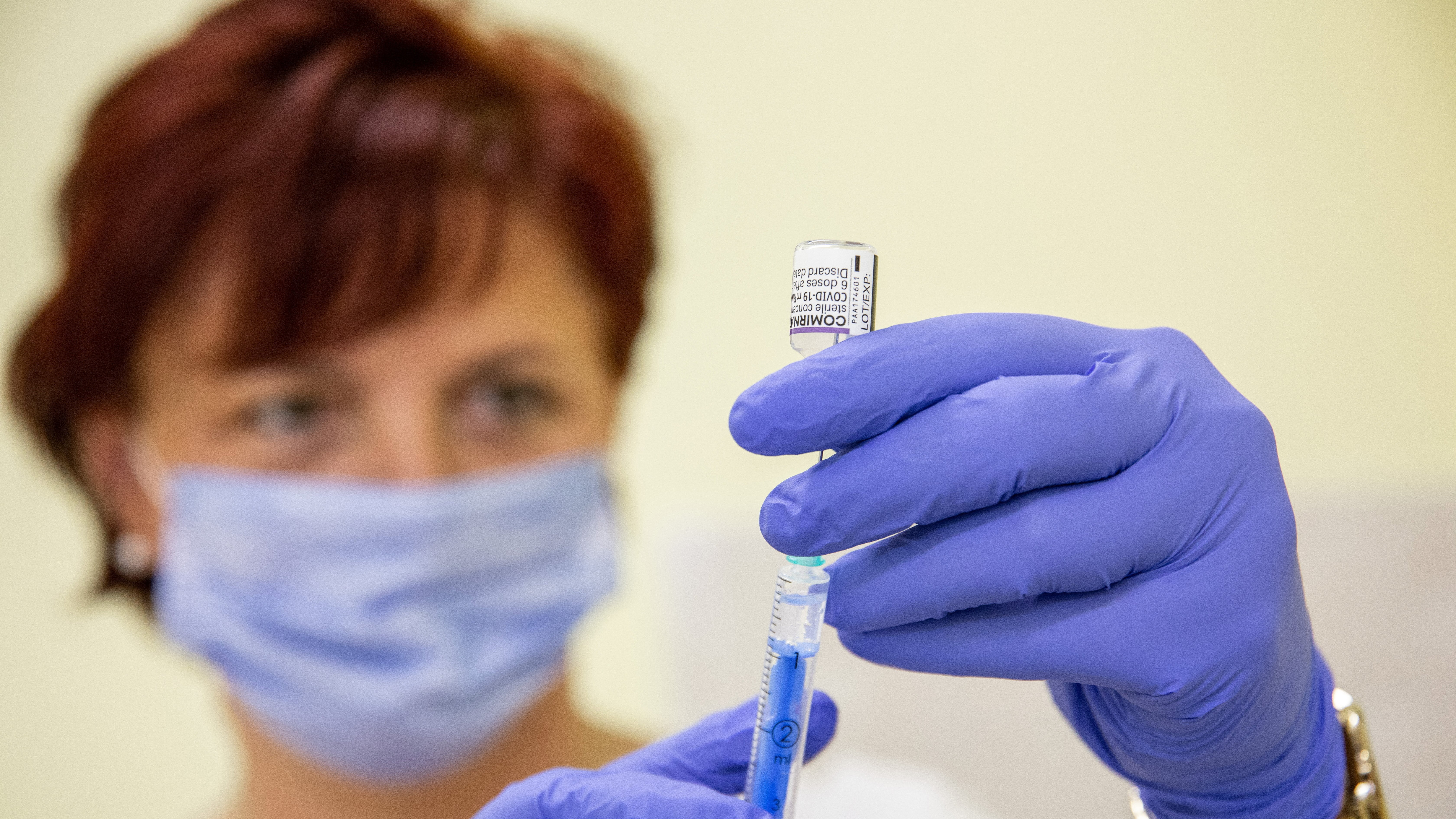 Földi Anikó főnővér oltáshoz készíti elő a koronavírus elleni vakcinát a békéscsabai Réthy Pál kórházban