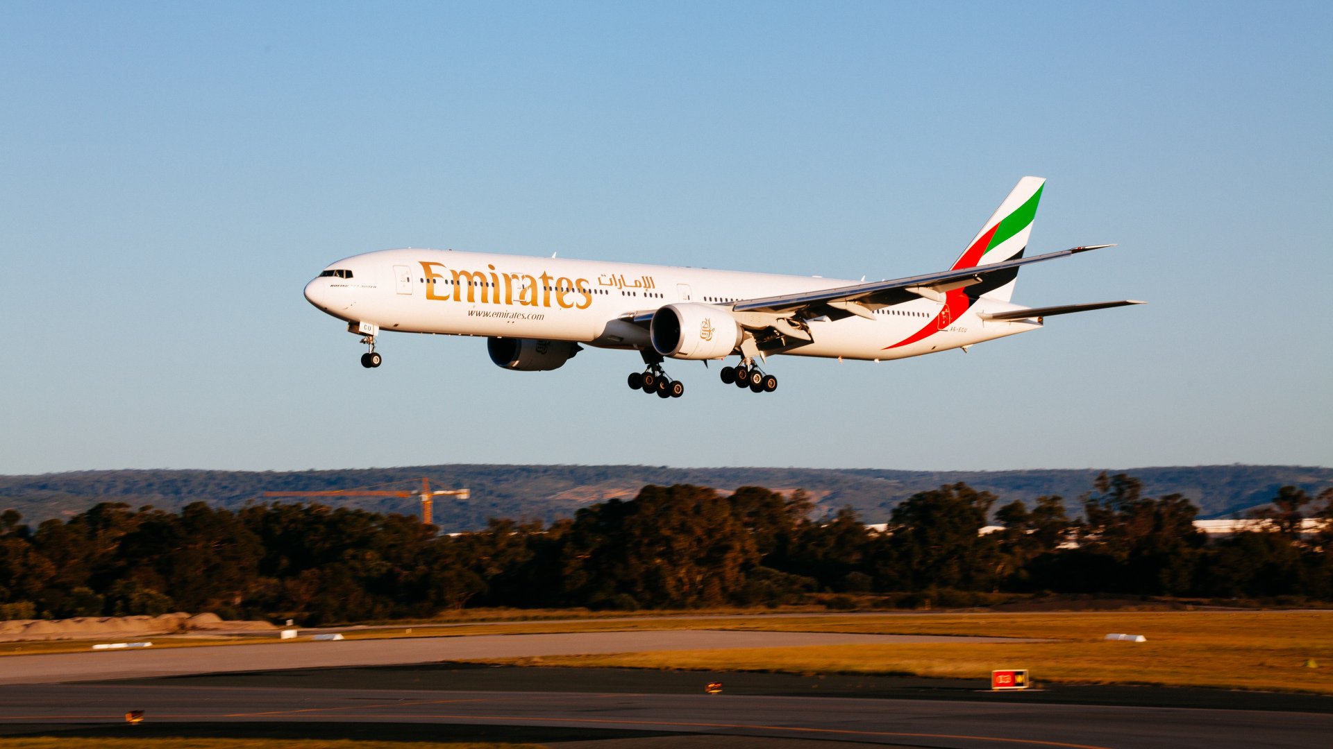 Leszállás előtt egy Emirates repülőgép