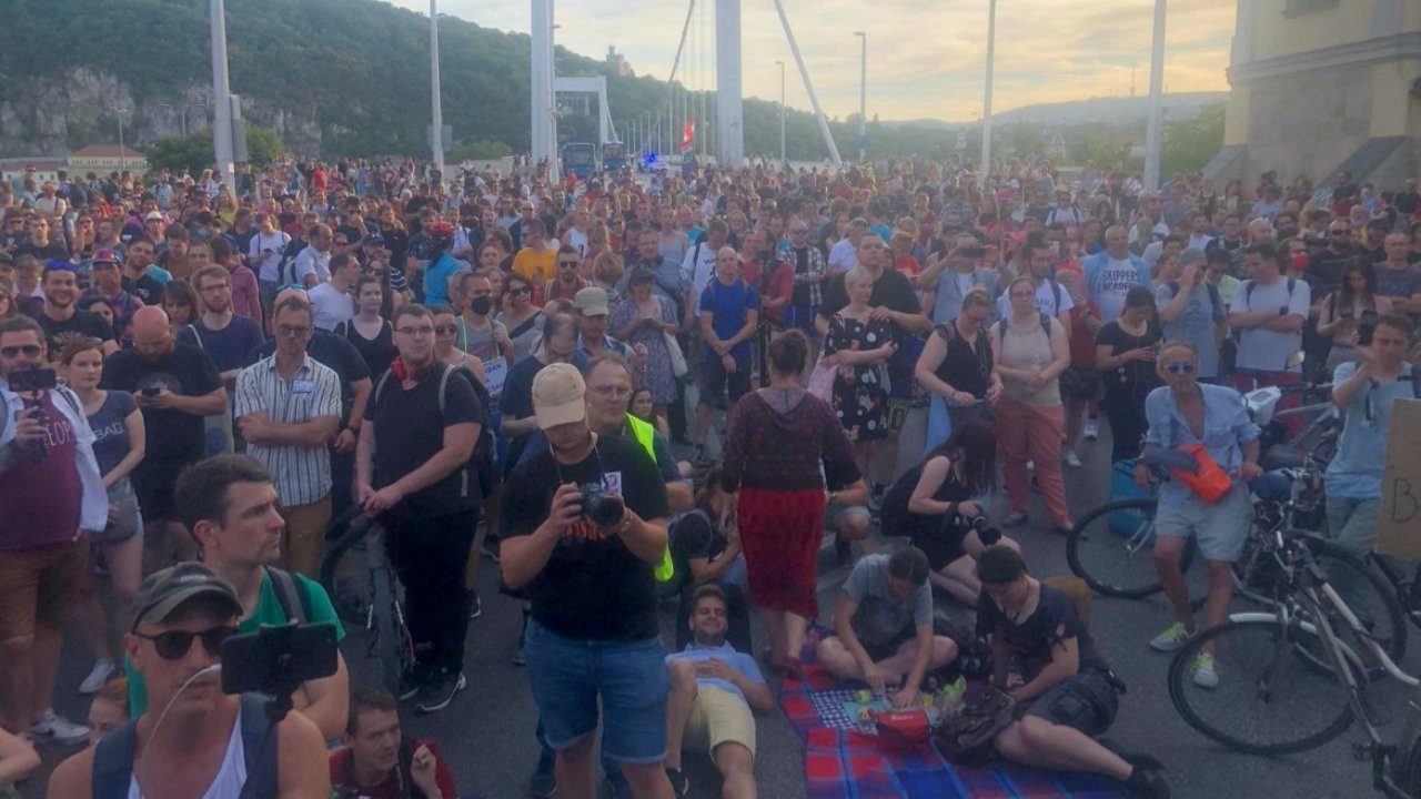 Tüntetők a lezárt Erzsébet hídon 2022. július 14-én