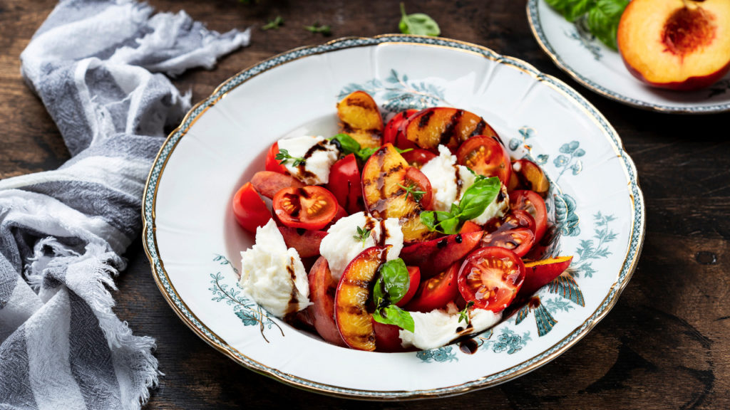 Jöhet a paradicsomos mozzarella saláta nyári, bomba verziója?