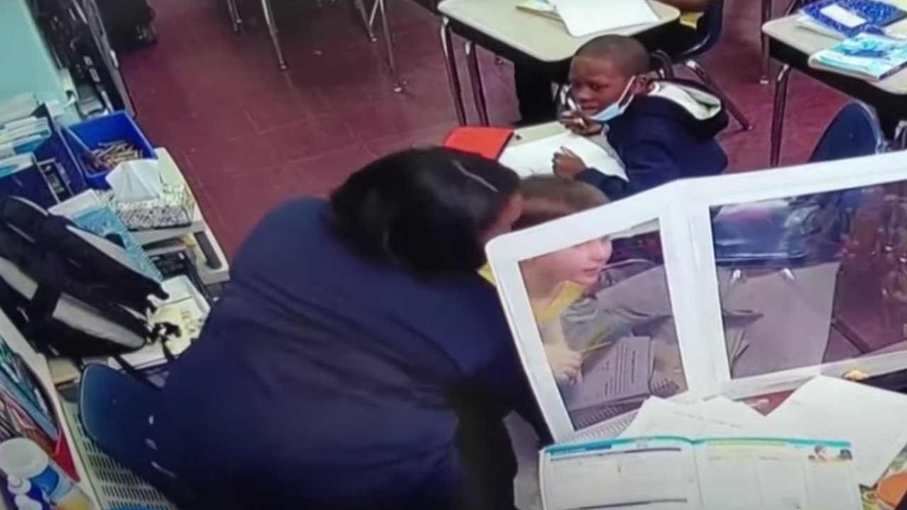 Fulladozó gyereknek segít a tanárnő az osztályteremben