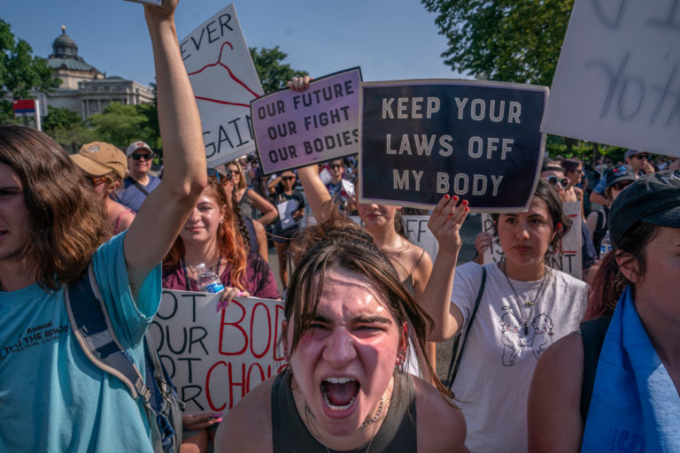 Választáspárti és abortuszellenes tüntetők csapnak össze a Legfelsőbb Bíróság épülete előtt Washingtonban, 2022. június 26-án (Fotó: Nathan Howard/Getty Images) (Photo by Nathan Howard/Getty Images)