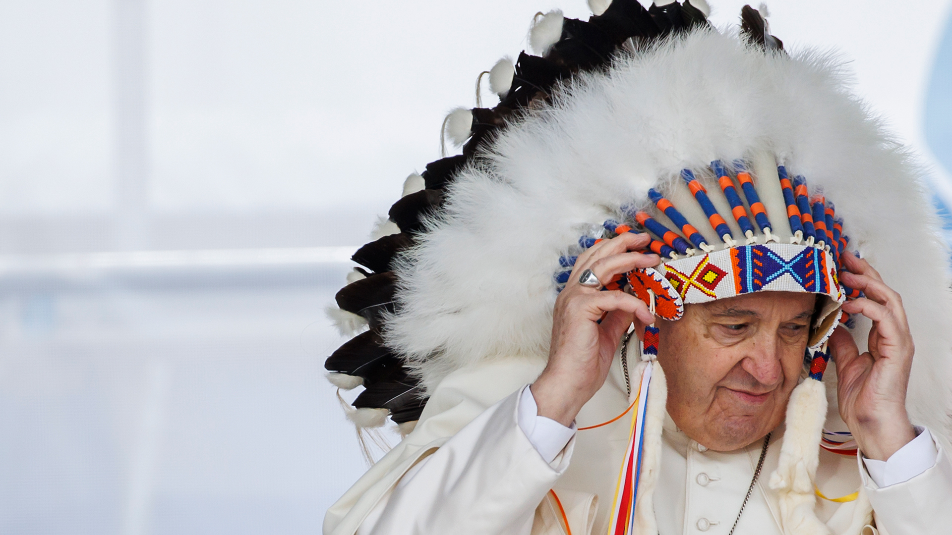 Ferenc pápa indián fejdísszel