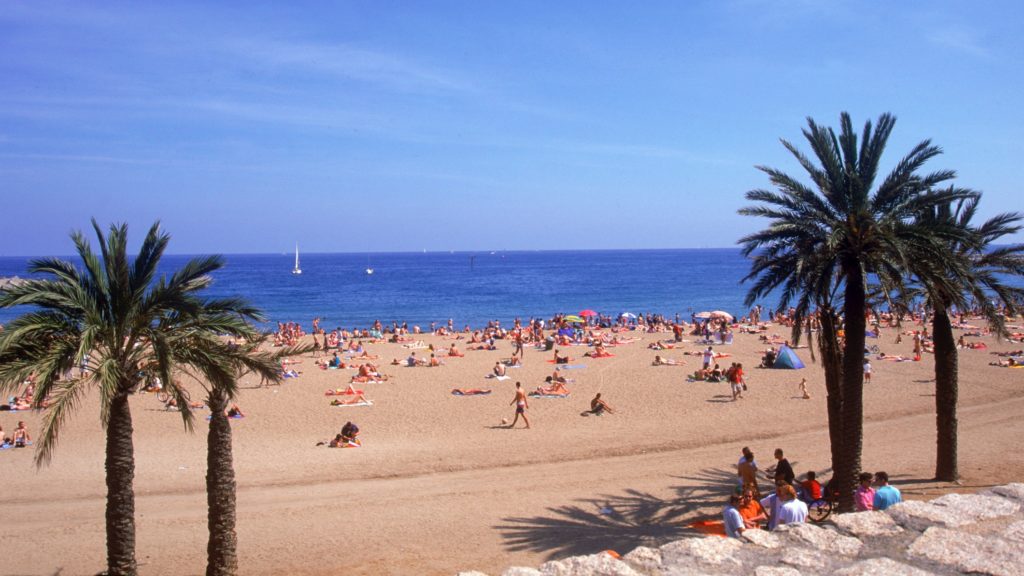 Hétfőtől tilos a dohányzás Barcelona tengerpari strandjain