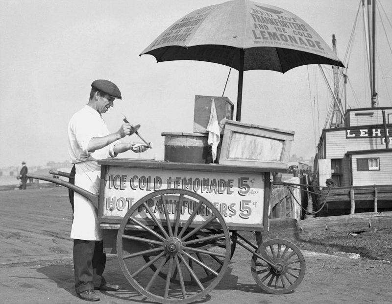 Limonádé- és hotdog árus az 1940-es években
