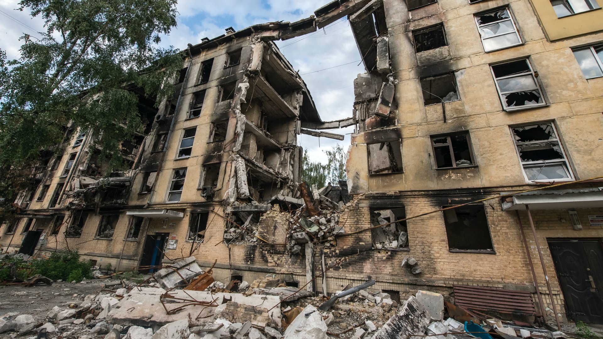 Az ukrajnai orosz invázió során lerombolt lakóházak Hosztomel városában, Kijev közelében 2022. július 8-án