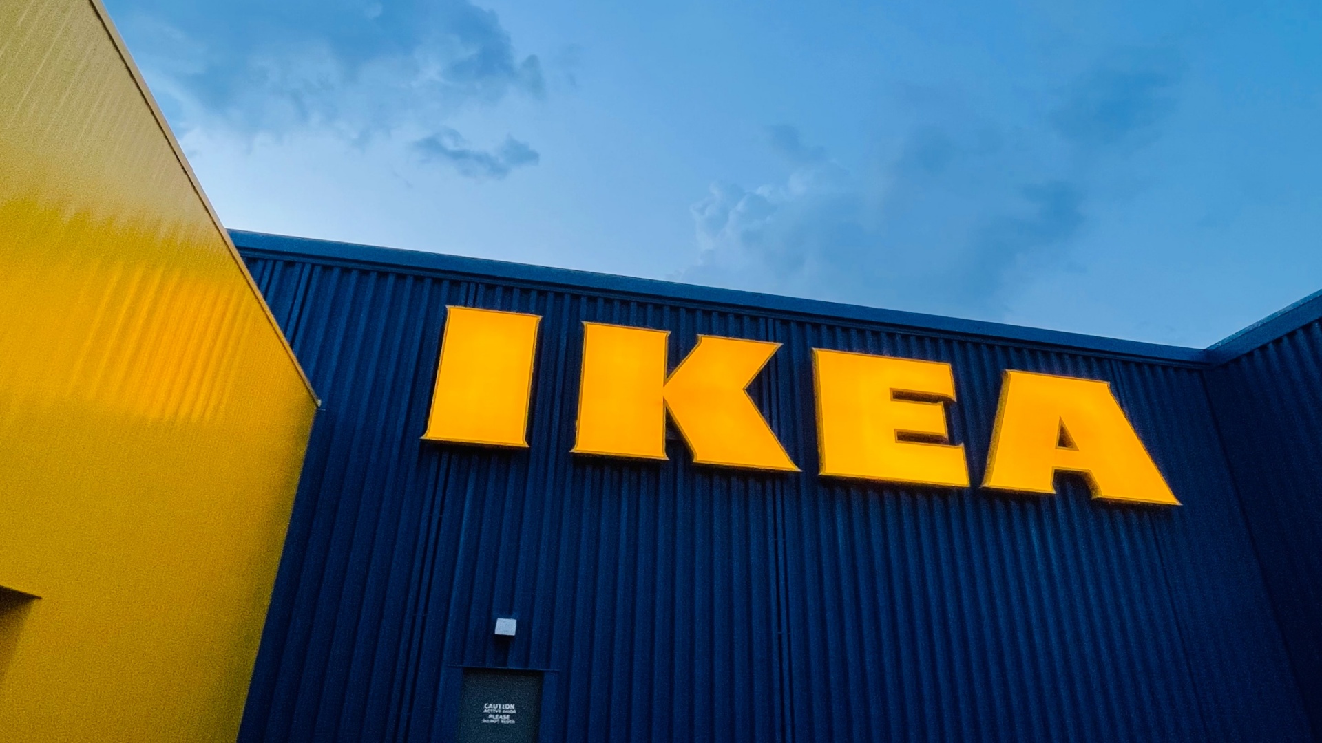 Egy IKEA áruház kék-sárga homlokzata