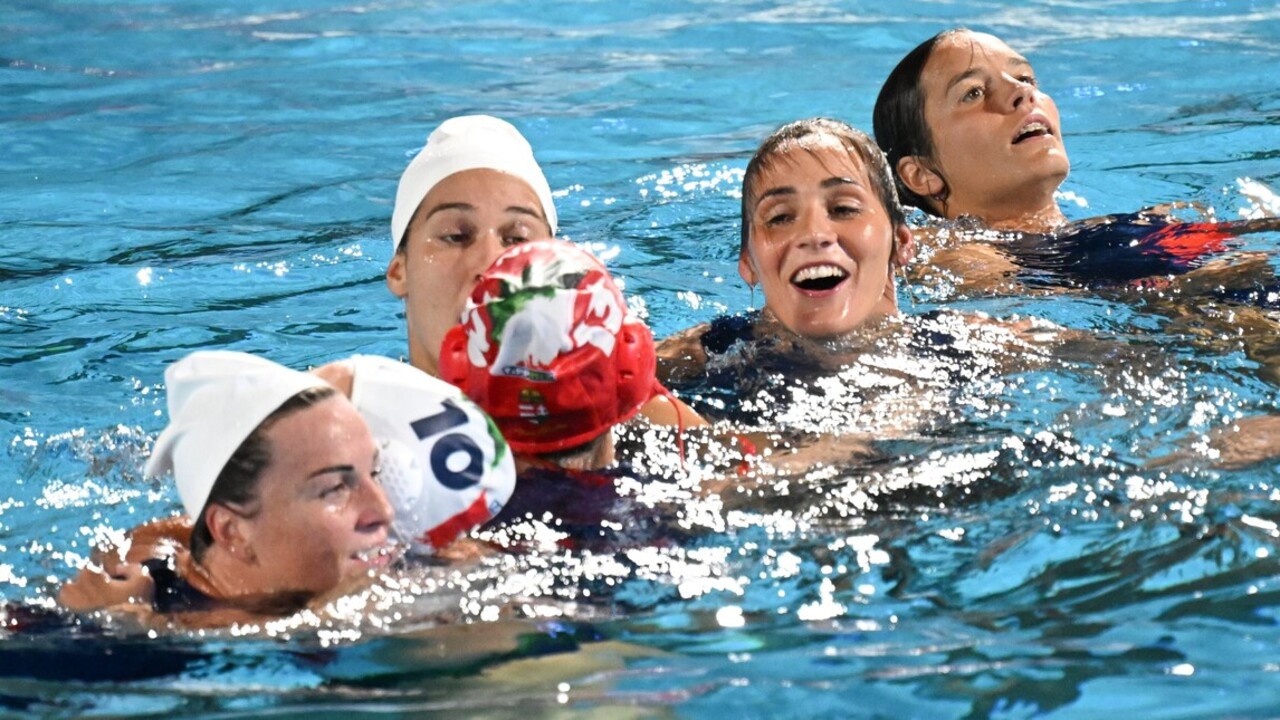 A győztes magyar csapat tagjai a vizes világbajnokság női vízilabda tornájának elődöntőjében játszott Magyarország - Hollandia mérkőzés után a margitszigeti Hajós Alfréd Nemzeti Sportuszodában 2022. június 30-án.