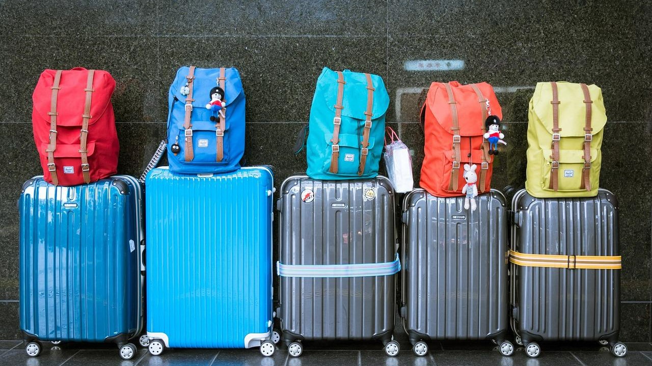 bőröndök és hátizsákok egy sorban