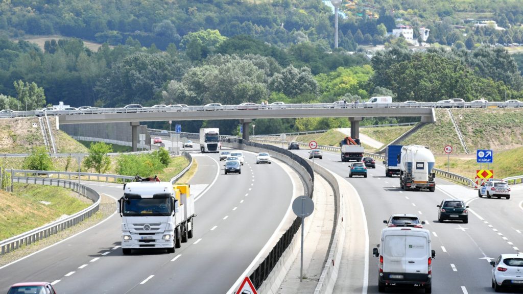 Gyerekek dobálták kővel az autósokat az M3-ason